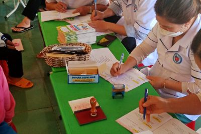 PHỐI HỢP TRẠM YTẾ XÃ EADRÔNG KHÁM SỨC KHỎE ĐỊNH KỲ CHO TRẺ ĐỢT I